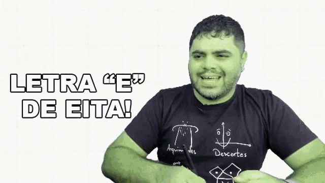 a man with green muscles is wearing a shirt that says letra " e " de eita
