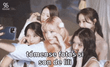 a group of girls are taking a selfie with a caption that says tomense fotos si son de lili