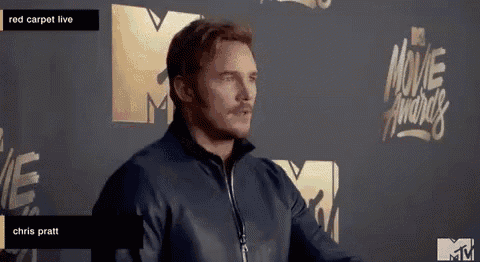 chris pratt is standing on a red carpet at the mtv movie awards