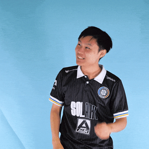 a man wearing a black shirt that says solark aldi