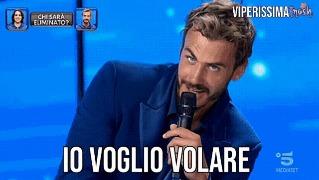 a man holding a microphone with the words " io voglio volare " on the bottom