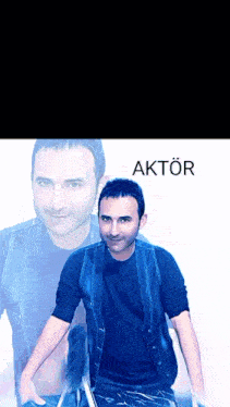 a man in a blue vest is standing in front of a sign that says aktor