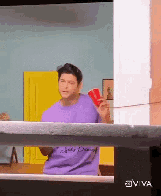 a man in a purple shirt that says ' sid 's princess '