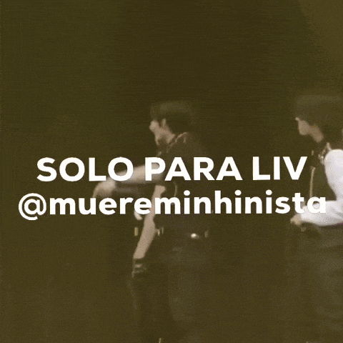 a man in a black shirt is standing in front of a yellow background with the words solo para liv @muereminhinista