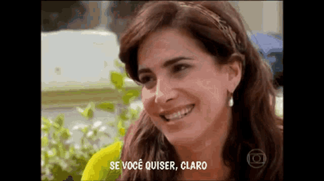 a woman is smiling with the words se você quiser claro written below her