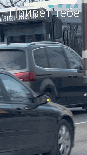 a bus that says " привет тебе " on the side