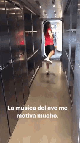 a woman is running down a hallway with the words la musica del ave me motiva mucho at the bottom