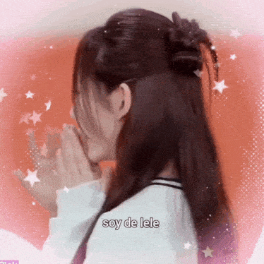 a girl with a flower in her hair and the words soy de lele above her head