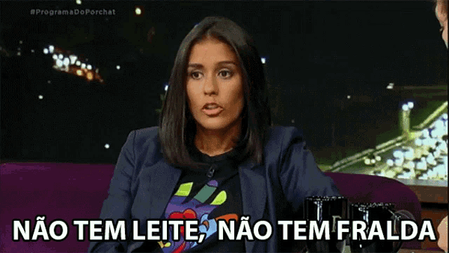 a woman sits on a purple couch with the words " não tem leite " written on the screen