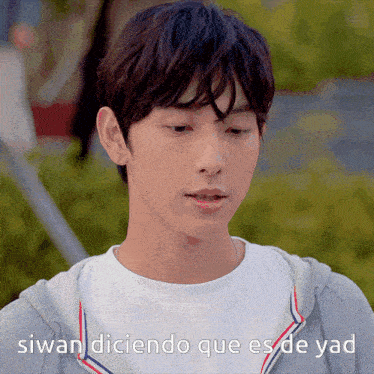 a close up of a man 's face with the words siwan diciendo que es de yad above him