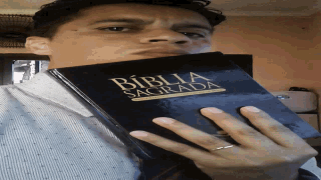 Heraldo Nazareno Bibiia Sagrada GIF - Heraldo Nazareno Bibiia Sagrada Holy Bible GIFs