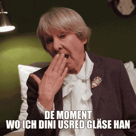 an elderly woman covering her mouth with her hand and the words de moment wo ich dini usred glase han written below her