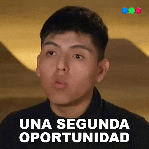 a young man says una segunda oportunidad in front of a yellow background