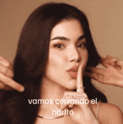 a woman holds her finger to her lips with the words vamos cerrando el horito above her