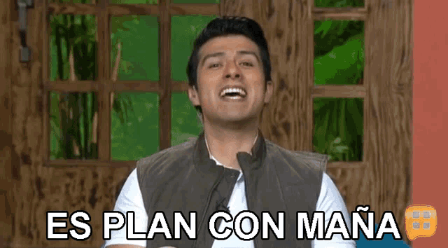 a man is smiling with the words " es plan con mana " above him