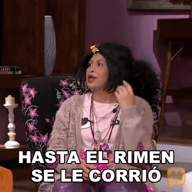 a woman sitting in a chair with the words hasta el rimen se le corrio written on the bottom