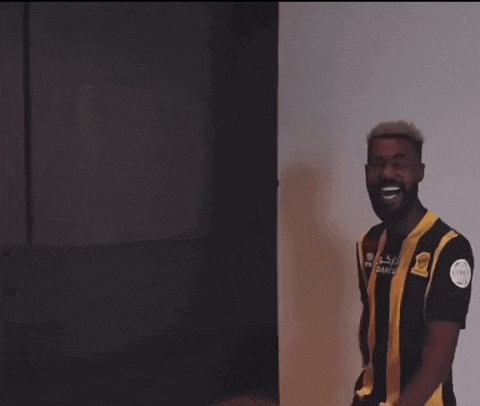 a man in a black and yellow jersey with darco on it