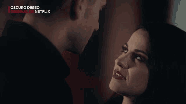 a man and woman are looking into each other 's eyes with the words oscuro deseo original de netflix on the bottom right