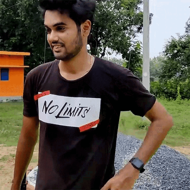 a man wearing a shirt that says no limits on it
