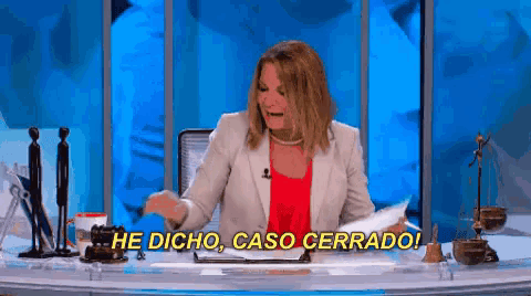 a woman sitting at a desk with the words he dicho caso cerrado written on the screen