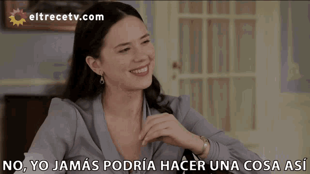 a woman sits at a table with a caption that says no yo jamas podria hacer una cosa así
