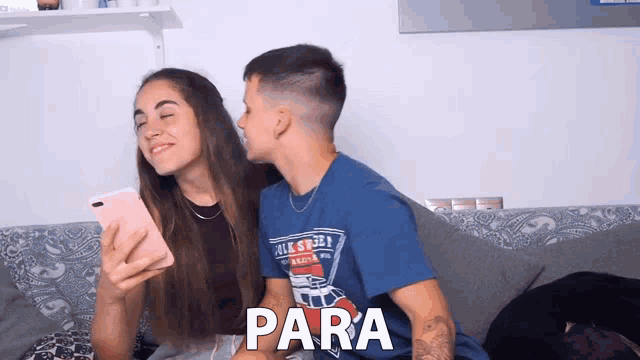 a man and a woman are sitting on a couch and the word para is on the bottom