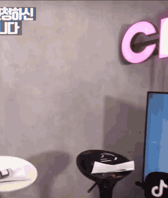a sign that has the letter c on it in a room