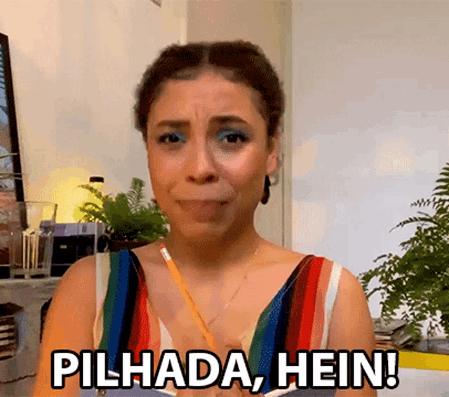 a woman with a pencil in her hand says pilhada hein !