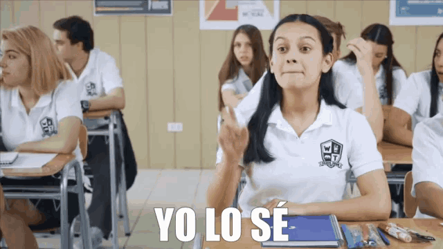 a girl sitting at a desk in a classroom with the words yo lo se below her