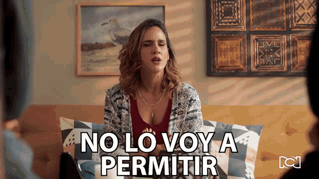 a woman sitting on a bed with the words no lo voy a permitir written on her face