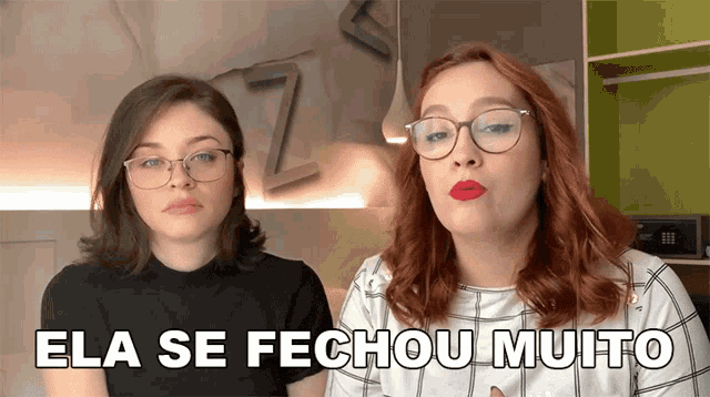 two women standing next to each other with the words " ela se fechou muito " written above them