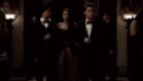 a group of people are standing in a dark room with the words bem-vindo in the background