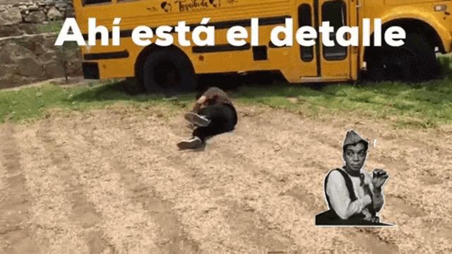 a man laying on the ground in front of a yellow school bus with the words ahi esta el detalle