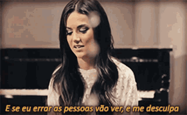 a woman sitting in front of a piano with the words " e se eu errar as pessoas vão ver e me desculpa "