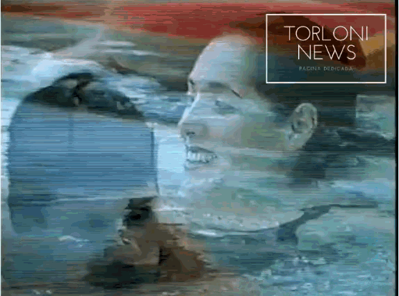 a blurry picture of a woman in a pool with the words torloni news on the top