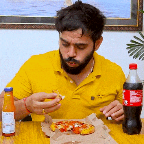 Pizza Kha Rahe Lokesh Bhardwaj GIF - Pizza Kha Rahe Lokesh Bhardwaj Chhabana GIFs