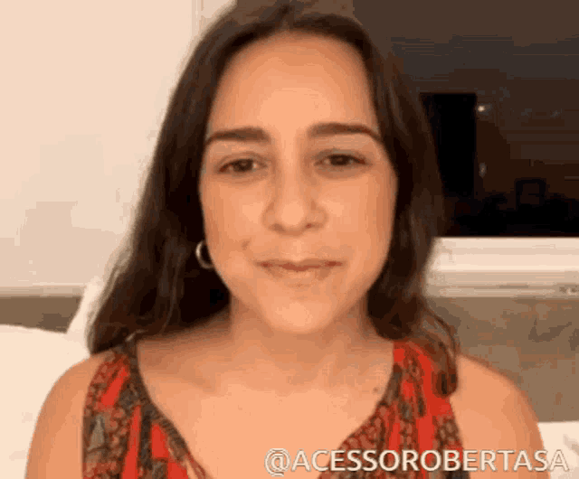 a close up of a woman 's face with the words @acessorobertasa below it