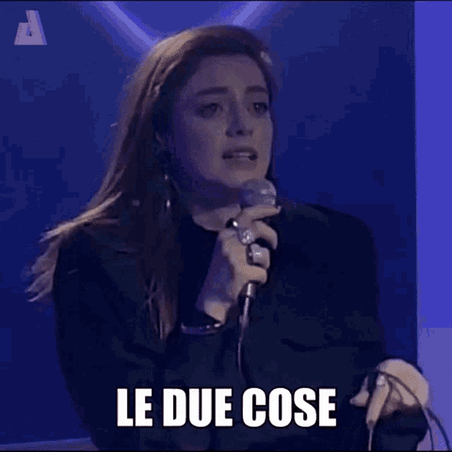 a woman is singing into a microphone with the words molto spesso written below her .