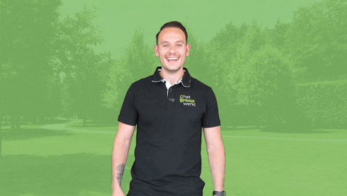 a man wearing a black polo shirt that says het groen werk