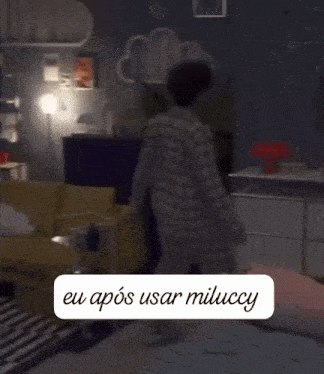 a blurred image of a bedroom with the words eu apos usar miluccy