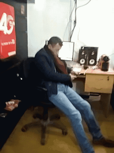 a man is sitting in front of a sign that says 4g