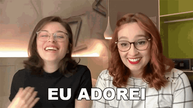 two women wearing glasses are laughing and one of them says " eu adorei "