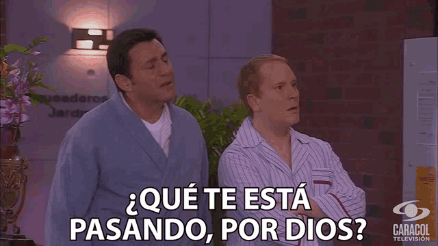 two men standing next to each other with the words que te esta pasando por dios above them