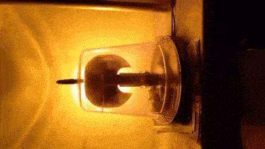 a light with the letter g on the top of it
