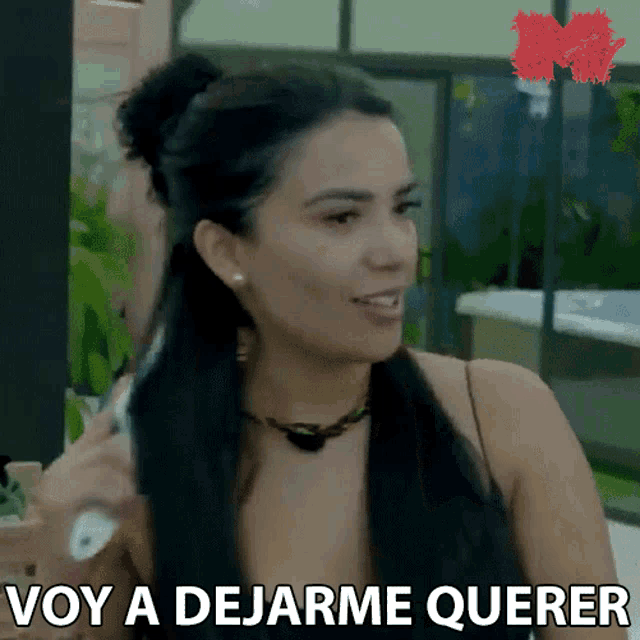 a woman says " voy a dejarme querer " while holding her hair