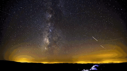 a night sky filled with lots of stars and a few shooting stars