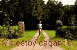 a man running down a dirt road with the words me estoy cagando written on the bottom