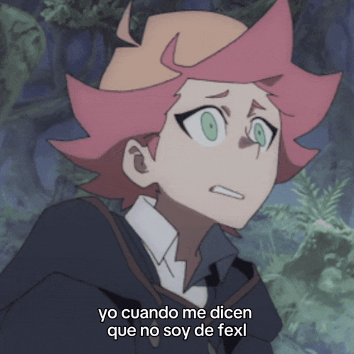 a girl with pink hair and green eyes has the words yo cuando me dicen que no soy de fexl below her