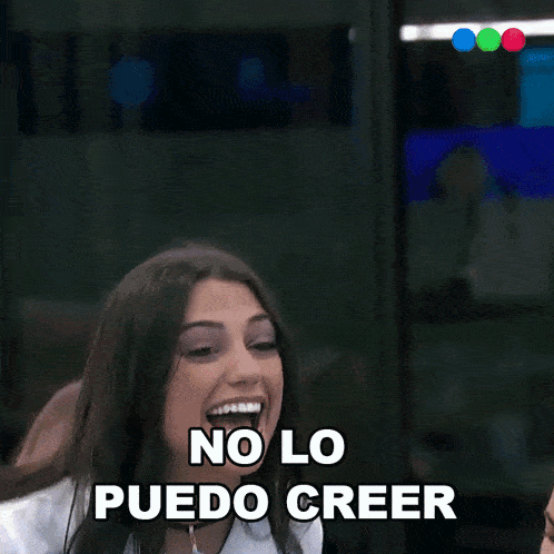 a woman says no lo puedo creer while holding her chest