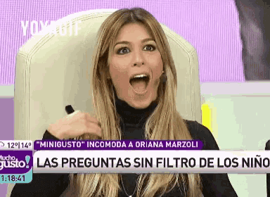 a woman is sitting in front of a sign that says las preguntas sin filtro de los niño on it
